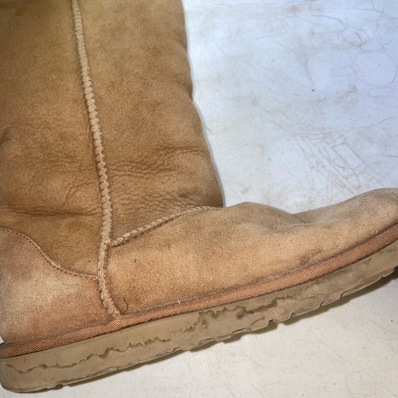 UGG - Picture 3 of 5